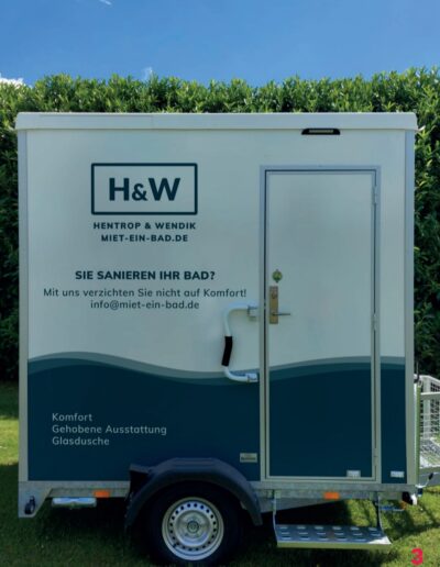 miet-ein-bad-Duschmobil-aussen-eingangseite